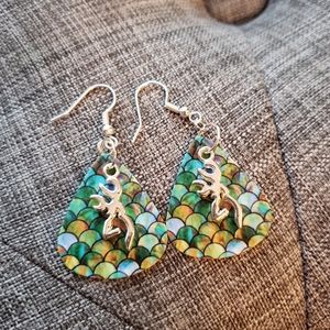 Browning deer head charm/guitar pick earrings ❤